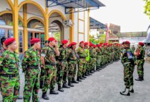 Barisan anggota KOKAM Sukoharjo berseragam loreng dan baret merah menyimak arahan komandan saat apel peringatan Milad KOKAM ke-61.