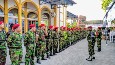 Barisan anggota KOKAM Sukoharjo berseragam loreng dan baret merah menyimak arahan komandan saat apel peringatan Milad KOKAM ke-61.