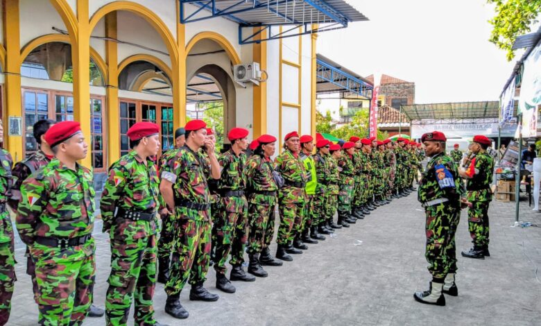 Barisan anggota KOKAM Sukoharjo berseragam loreng dan baret merah menyimak arahan komandan saat apel peringatan Milad KOKAM ke-61.