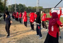 Mahasiswa PPG UMS memandu warga lansia memperagakan gerakan Senam Selaras di Pabelan
