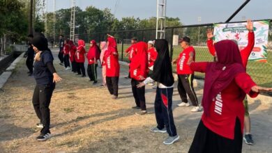 Mahasiswa PPG UMS memandu warga lansia memperagakan gerakan Senam Selaras di Pabelan