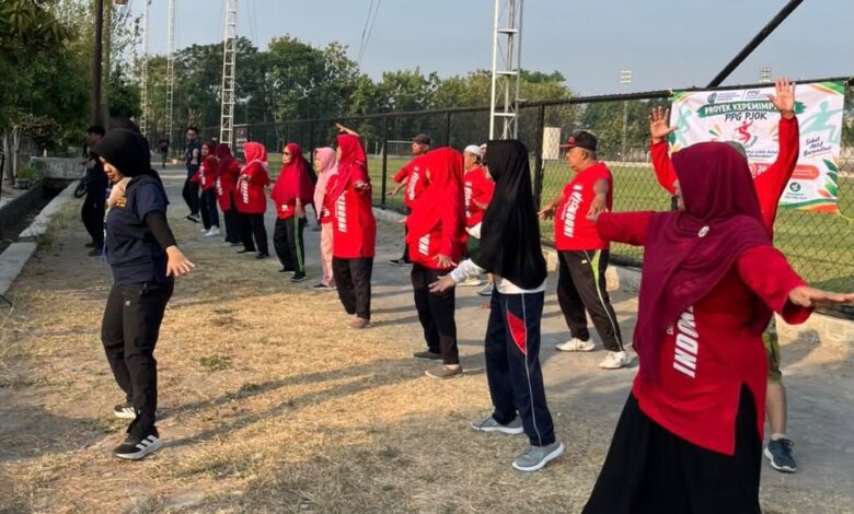Mahasiswa PPG UMS memandu warga lansia memperagakan gerakan Senam Selaras di Pabelan