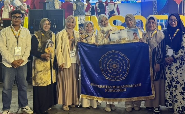 Tim Dehiera UMPWR sabet Juara 1 KMI Expo XVII 2026 pamerkan piala dan bendera kampus UMPWR bersama dosen pendamping