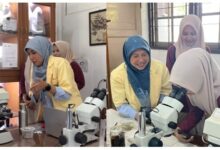 Dosen dan siswa MA Muhammadiyah Limpung mengamati objek mikroskop saat praktikum Pendidikan Biologi UMS di laboratorium.