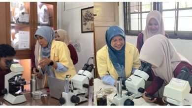 Dosen dan siswa MA Muhammadiyah Limpung mengamati objek mikroskop saat praktikum Pendidikan Biologi UMS di laboratorium.