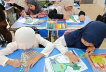 Murid SD Muhammadiyah PK Solo mewarnai gambar peta berornamen motif batik nusantara pada peringatan Hari Batik Nasional 2026.