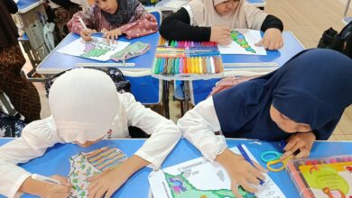 Murid SD Muhammadiyah PK Solo mewarnai gambar peta berornamen motif batik nusantara pada peringatan Hari Batik Nasional 2026.