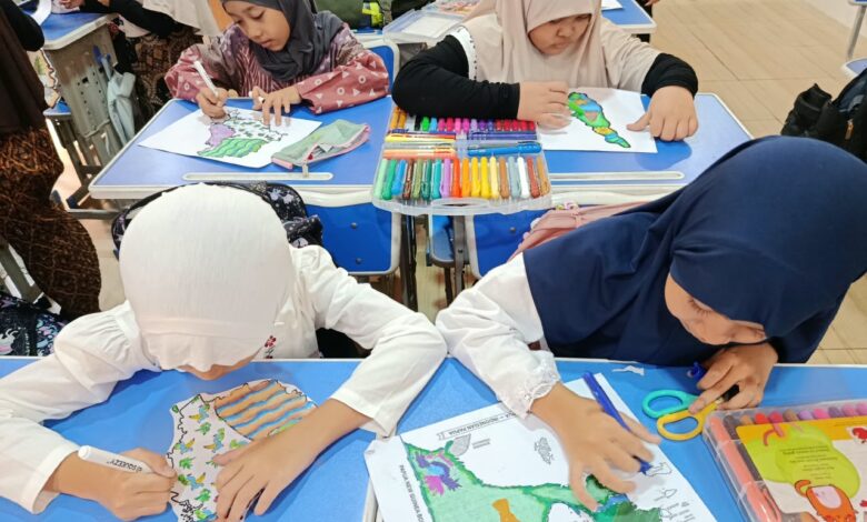 Murid SD Muhammadiyah PK Solo mewarnai gambar peta berornamen motif batik nusantara pada peringatan Hari Batik Nasional 2026.