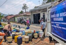 Relawan dan warga mengisi galon serta ember saat penyaluran bantuan air bersih di Pemalang oleh UMP dan MDMC.