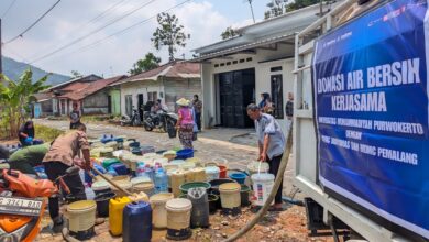 Relawan dan warga mengisi galon serta ember saat penyaluran bantuan air bersih di Pemalang oleh UMP dan MDMC.