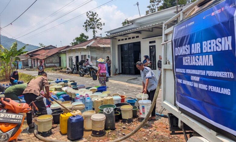 Relawan dan warga mengisi galon serta ember saat penyaluran bantuan air bersih di Pemalang oleh UMP dan MDMC.