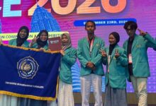 Tim mahasiswa UMS berfoto bersama membawa bendera almamater dan sertifikat medali perak WICE 2026 di Malaysia