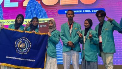 Tim mahasiswa UMS berfoto bersama membawa bendera almamater dan sertifikat medali perak WICE 2026 di Malaysia
