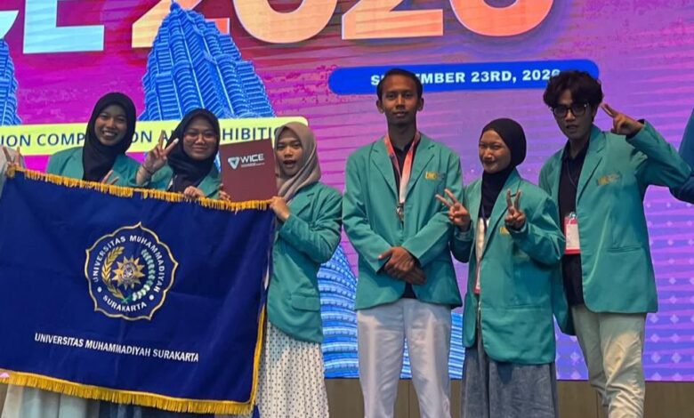 Tim mahasiswa UMS berfoto bersama membawa bendera almamater dan sertifikat medali perak WICE 2026 di Malaysia