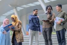 Mahasiswa lokal dan internasional Universitas Muhammadiyah Surakarta berdiskusi di area kampus UMS sebagai PTS Terbaik di Indonesia.