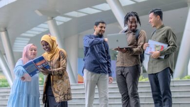 Mahasiswa lokal dan internasional Universitas Muhammadiyah Surakarta berdiskusi di area kampus UMS sebagai PTS Terbaik di Indonesia.
