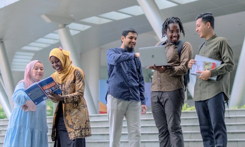 Mahasiswa lokal dan internasional Universitas Muhammadiyah Surakarta berdiskusi di area kampus UMS sebagai PTS Terbaik di Indonesia.
