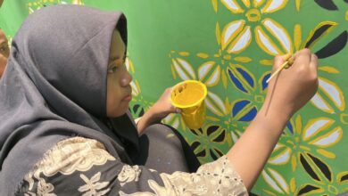 Siswi SMP Muliya Kalinyamatan Jepara sedang melukis mural motif batik Muhammadiyah di dinding sekolah memperingati Hari Batik Nasional.