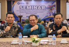 Perwakilan peserta FKMM Karanggede mengikuti Seminar Penerapan Kelas Bilingual di Megaland Hotel Surakarta.