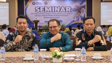 Perwakilan peserta FKMM Karanggede mengikuti Seminar Penerapan Kelas Bilingual di Megaland Hotel Surakarta.