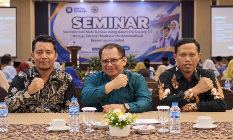 Perwakilan peserta FKMM Karanggede mengikuti Seminar Penerapan Kelas Bilingual di Megaland Hotel Surakarta.