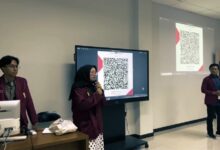 Kader PK IMM Kedokteran UMP mempresentasikan penggalangan donasi bencana gempa NTT di hadapan peserta.
