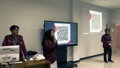 Kader PK IMM Kedokteran UMP mempresentasikan penggalangan donasi bencana gempa NTT di hadapan peserta.