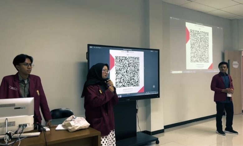 Kader PK IMM Kedokteran UMP mempresentasikan penggalangan donasi bencana gempa NTT di hadapan peserta.