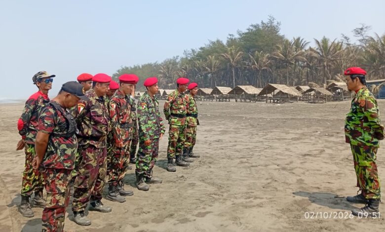 Kader KOKAM Wijayakusuma Distrik Kroya mengikuti Apel Siaga di Pantai Sidayu Indah Cilacap dalam rangka Milad ke-61 KOKAM