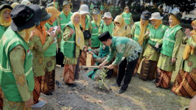Wakil Rektor III UMS dan pengurus LLHPB Aisyiyah Jawa Tengah menanam bibit pohon dalam aksi mitigasi bencana Jawa Tengah