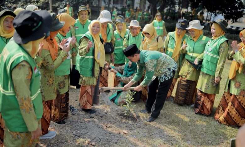 Wakil Rektor III UMS dan pengurus LLHPB Aisyiyah Jawa Tengah menanam bibit pohon dalam aksi mitigasi bencana Jawa Tengah