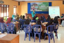 Mahasiswa PPO IMM FIK UMS memberikan pemaparan materi pemasaran olahan alpukat via WhatsApp Business kepada warga Desa Musuk