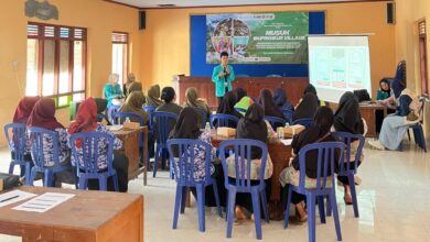 Mahasiswa PPO IMM FIK UMS memberikan pemaparan materi pemasaran olahan alpukat via WhatsApp Business kepada warga Desa Musuk