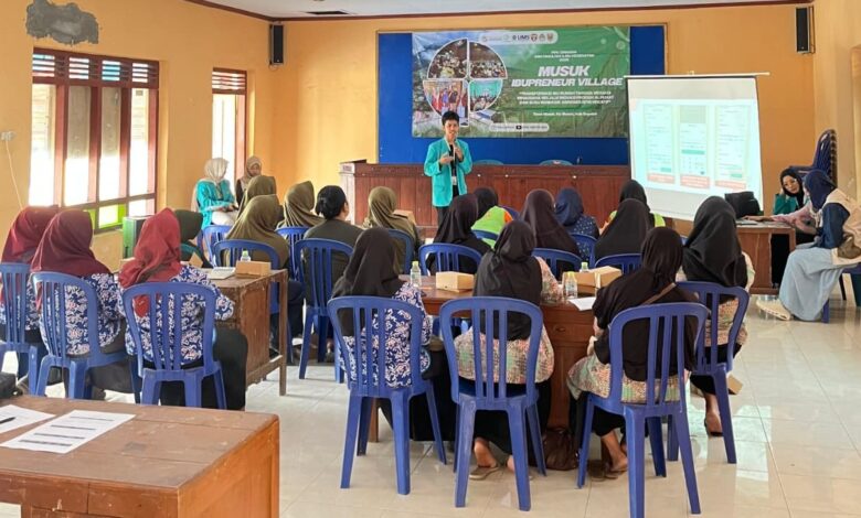 Mahasiswa PPO IMM FIK UMS memberikan pemaparan materi pemasaran olahan alpukat via WhatsApp Business kepada warga Desa Musuk