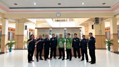 Pertemuan koordinasi dan foto bersama jajaran RS UMS A.R. Fachrudin dan LRB-LH PDM Surakarta di Balai Muhammadiyah Surakarta.