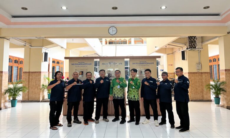 Pertemuan koordinasi dan foto bersama jajaran RS UMS A.R. Fachrudin dan LRB-LH PDM Surakarta di Balai Muhammadiyah Surakarta.