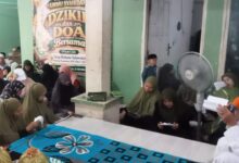 Para jamaah dan santri mendengarkan lantunan zikir dan doa bersama dalam rangka menyambut Hari Santri Nasional di Rumah Qur'an Ummu Syahidah Gowa.