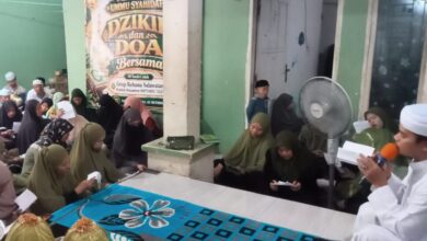 Para jamaah dan santri mendengarkan lantunan zikir dan doa bersama dalam rangka menyambut Hari Santri Nasional di Rumah Qur'an Ummu Syahidah Gowa.