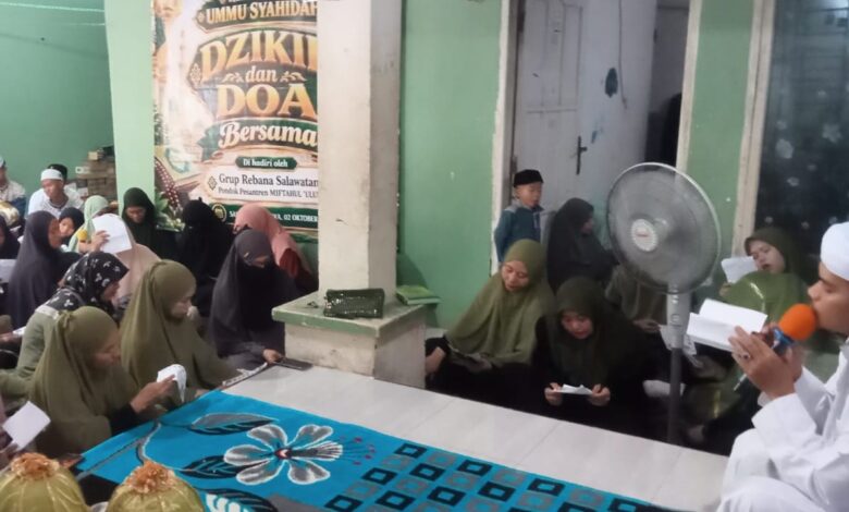 Para jamaah dan santri mendengarkan lantunan zikir dan doa bersama dalam rangka menyambut Hari Santri Nasional di Rumah Qur'an Ummu Syahidah Gowa.
