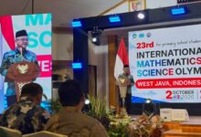 Menteri Pendidikan Dasar dan Menengah Abdul Mu'ti memberikan sambutan di podium pada pembukaan IMSO 23 di PPSDM Kemendikdasmen Depok