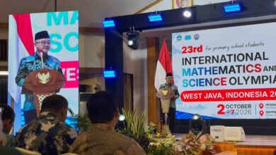 Menteri Pendidikan Dasar dan Menengah Abdul Mu'ti memberikan sambutan di podium pada pembukaan IMSO 23 di PPSDM Kemendikdasmen Depok