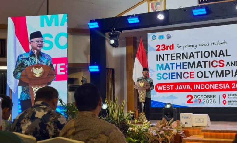 Menteri Pendidikan Dasar dan Menengah Abdul Mu'ti memberikan sambutan di podium pada pembukaan IMSO 23 di PPSDM Kemendikdasmen Depok