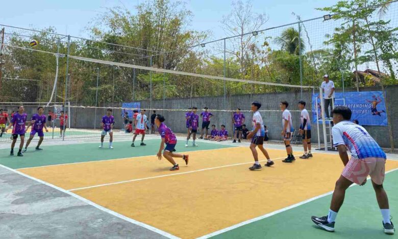 Pertandingan Turnamen Voli Milad UMPWR 2026 di Lapangan Voli Kampus III Sucen Universitas Muhammadiyah Purworejo.