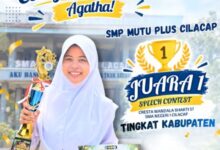 Agatha Thian Neysa siswa SMP Mutu Plus Cilacap memegang piala dan sertifikat Juara 1 Speech Contest Cresta Mandala Bhakti SMAN 1 Cilacap.