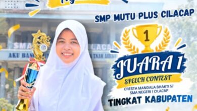 Agatha Thian Neysa siswa SMP Mutu Plus Cilacap memegang piala dan sertifikat Juara 1 Speech Contest Cresta Mandala Bhakti SMAN 1 Cilacap.