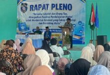 Kepala SD Muhammadiyah PK Banyudono memberikan sambutan dalam Rapat Pleno Wali Murid di Gedung Serbaguna Desa Bendan Boyolali.