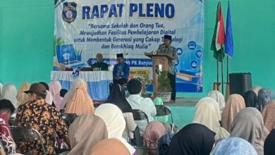 Kepala SD Muhammadiyah PK Banyudono memberikan sambutan dalam Rapat Pleno Wali Murid di Gedung Serbaguna Desa Bendan Boyolali.