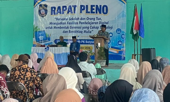 Kepala SD Muhammadiyah PK Banyudono memberikan sambutan dalam Rapat Pleno Wali Murid di Gedung Serbaguna Desa Bendan Boyolali.