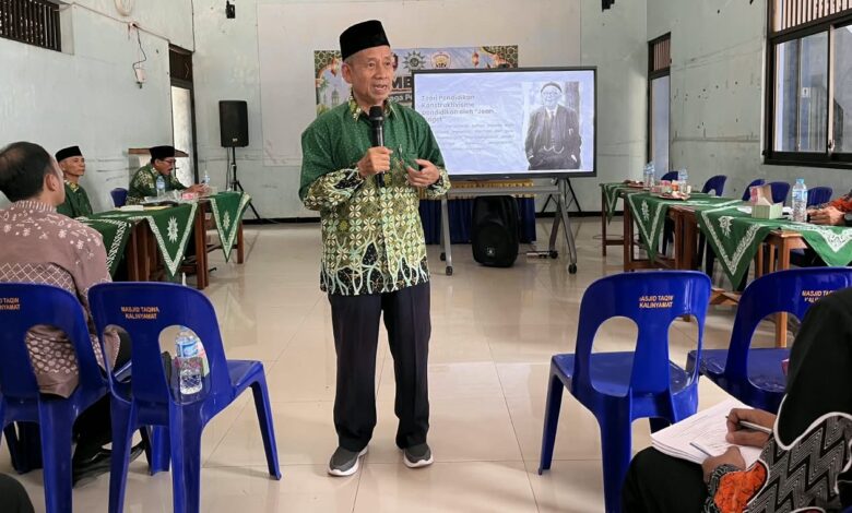 Pemateri menyampaikan materi konstruktivisme pada pembinaan guru Muhammadiyah Kalinyamatan di Jepara