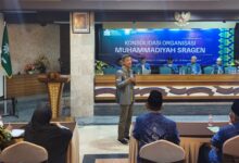 Manager Eksekutif PWM Jawa Tengah Ikhwanushoffa menyampaikan materi dalam Konsolidasi Organisasi Muhammadiyah Sragen di Tawangmangu